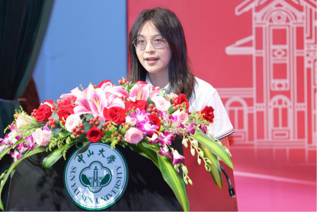 获奖学生代表陈世丽发言