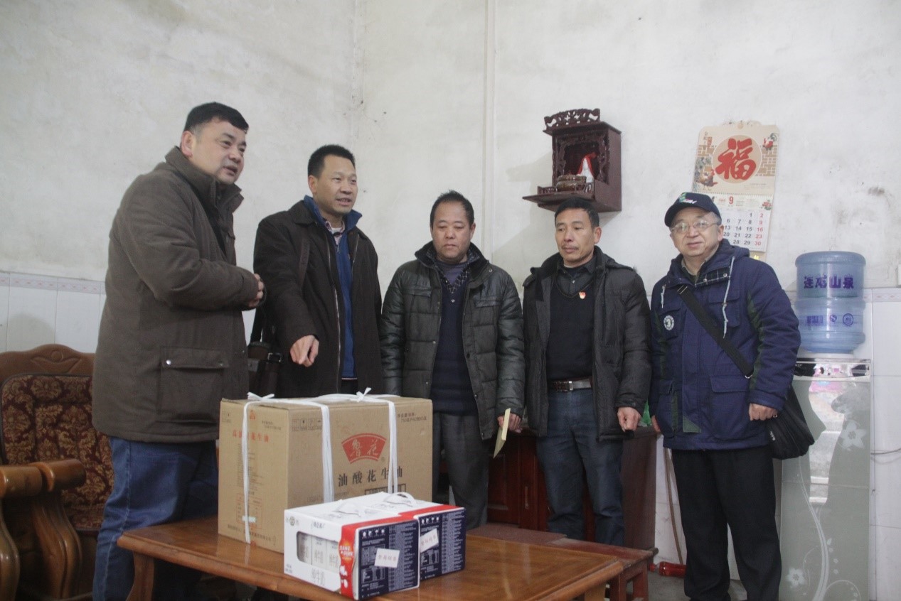 寒风冷雨送温暖 ——中山大学社会学与人类学学院赴柯木湾村进行扶贫慰问工作